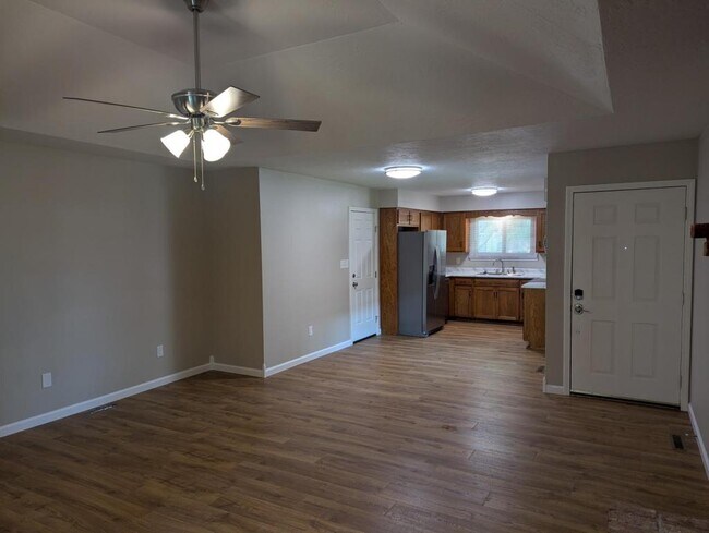 Building Photo - 530 E Redwood St