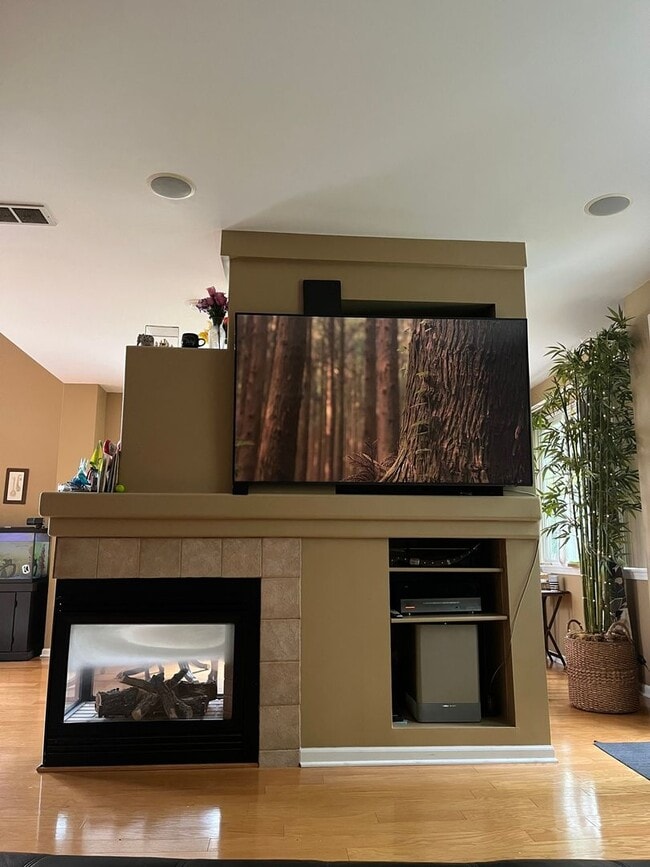 Building Photo - 3 Bedroom Beautiful Quiet Townhome in West...