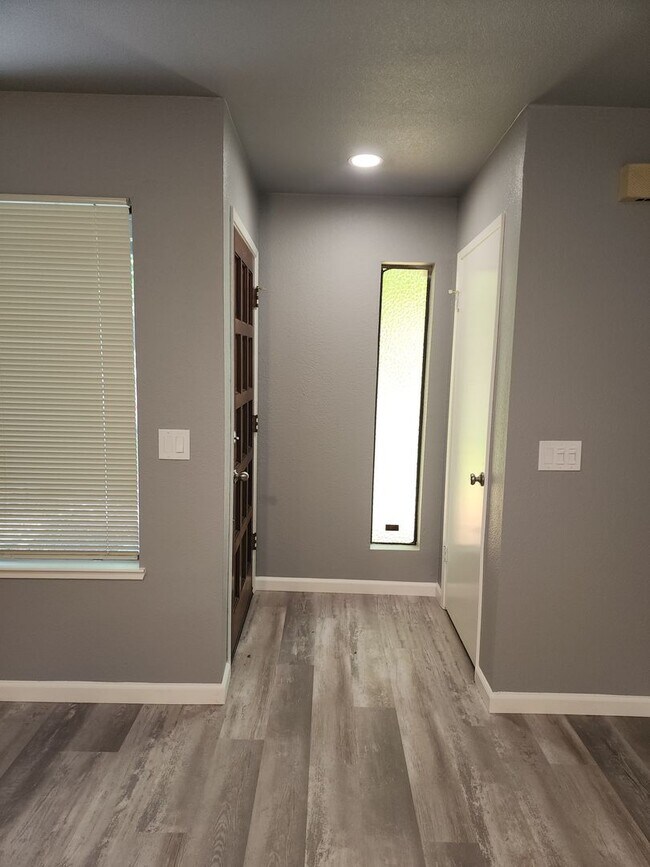 Foto del edificio - 8616-8618 La Riviera Dr