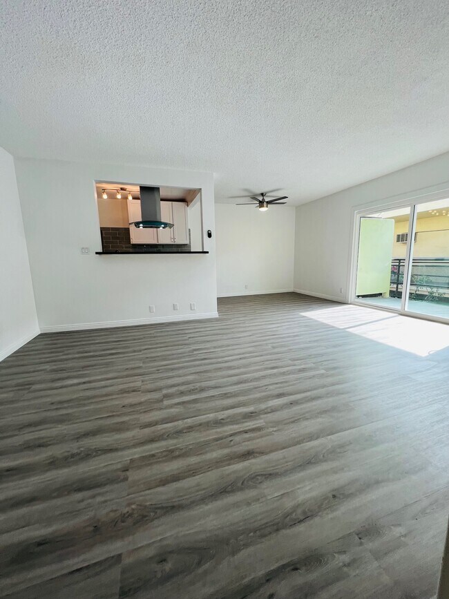 Foto del edificio - 1341 N Poinsettia Pl