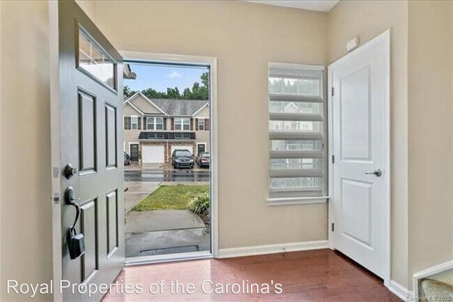 Building Photo - 2 br, 2.5 bath House - 2420 Silverthorn Dr