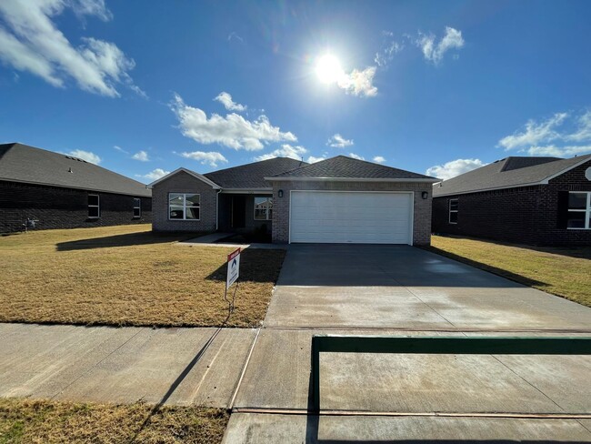 Building Photo - Three Bedroom | Two Bath Home in Bixby