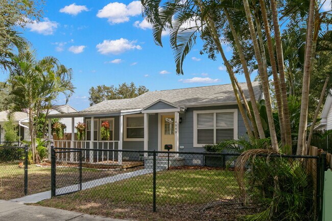 Building Photo - FULLY FENCED Home For Rent in St Petersburg!