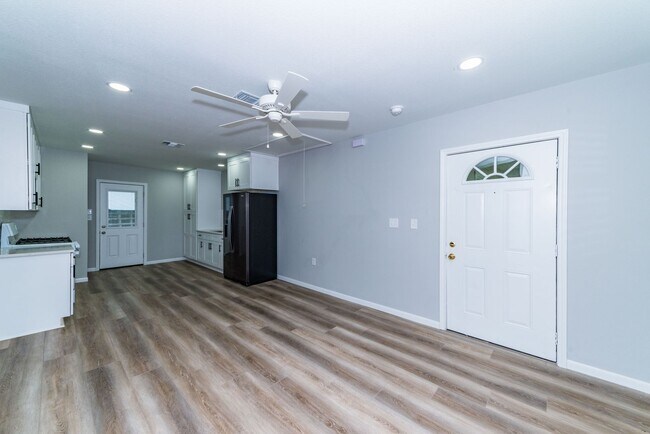Foto del edificio - RENOVATED 2-BEDROOM DUPLEX IN OLMOS PARK T...