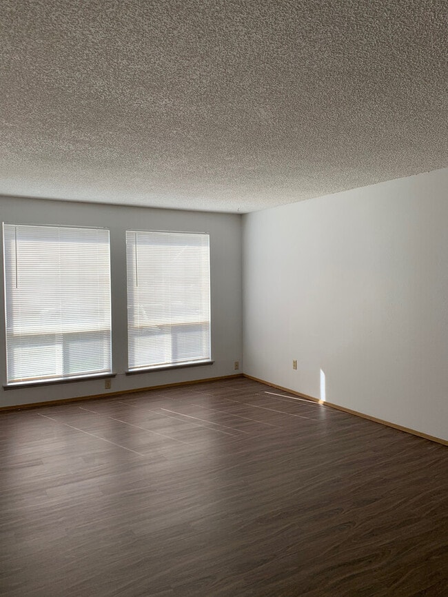 Foto del edificio - 3 Bedroom Unit, Tacoma Tri-plex. Private Fenced Yard, Lower Level!!