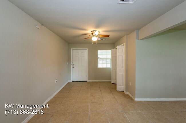 Foto del edificio - This week's move in special > app fee only...