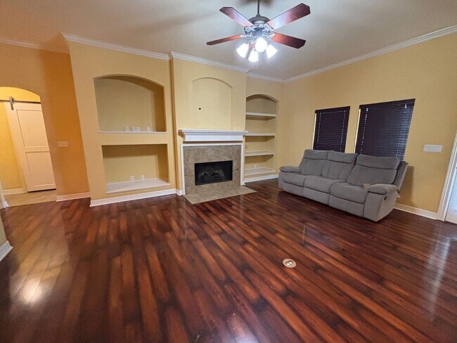 Foto del edificio - 4 BEDROOM WITH BONUS ROOM IN LEGACY SUBDIVISION