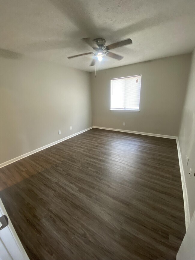 Building Photo - 919 Applewood Ln