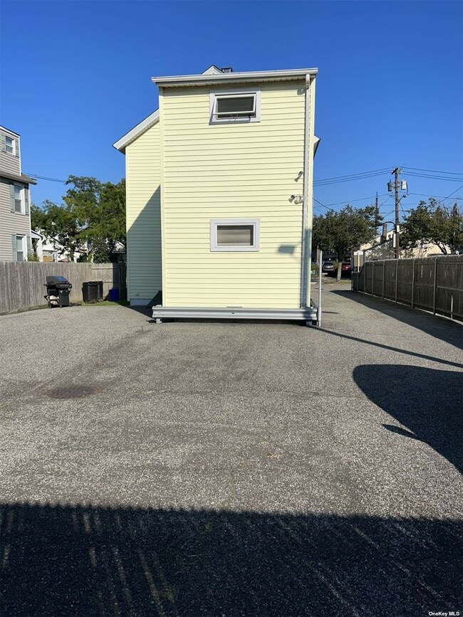 Building Photo - 16 Colt Ave