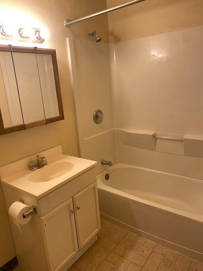 Building Photo - 3939 La Rosa Dr