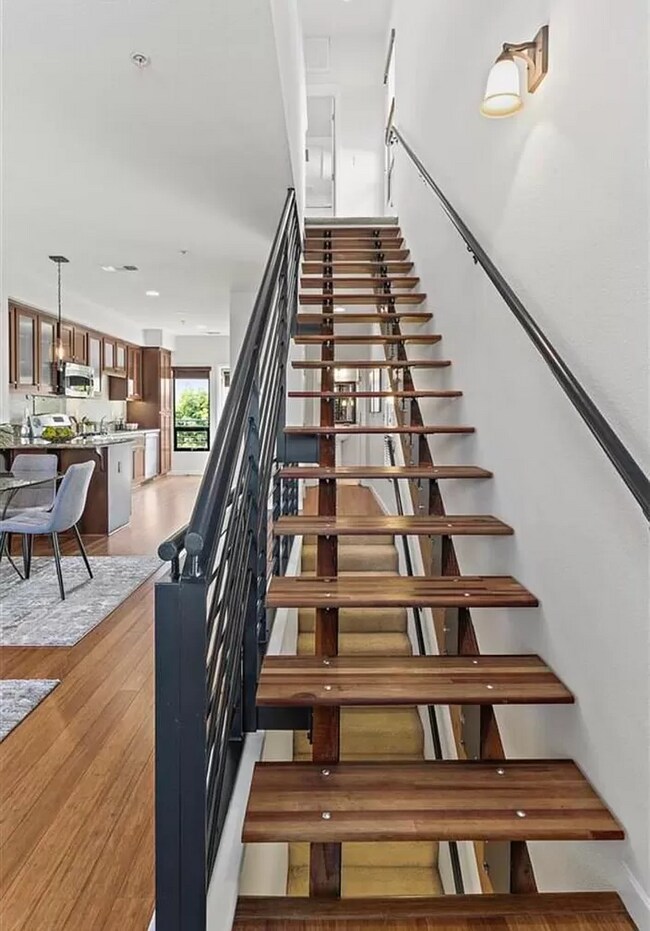 Escalera al 3er piso - 502 Zephyr Dr