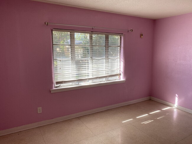 Building Photo - 746 Melody Dr