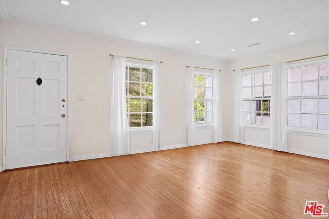 Foto del edificio - 1327 1/2 S Roxbury Dr