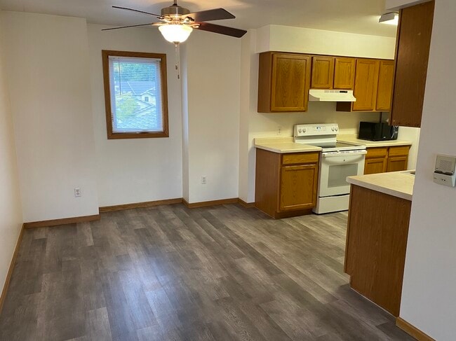 Foto del edificio - Trail Side Drive Apartments - FULL OCCUPANCY