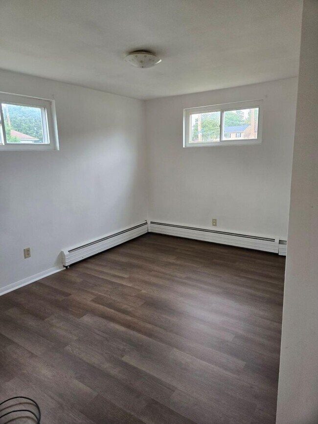 Foto del edificio - 1st Floor 2-Bedroom, 1-Bathroom Apartment ...