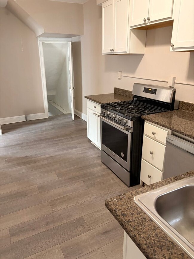 Foto del edificio - Huge townhome available. Four bedrooms three bath.