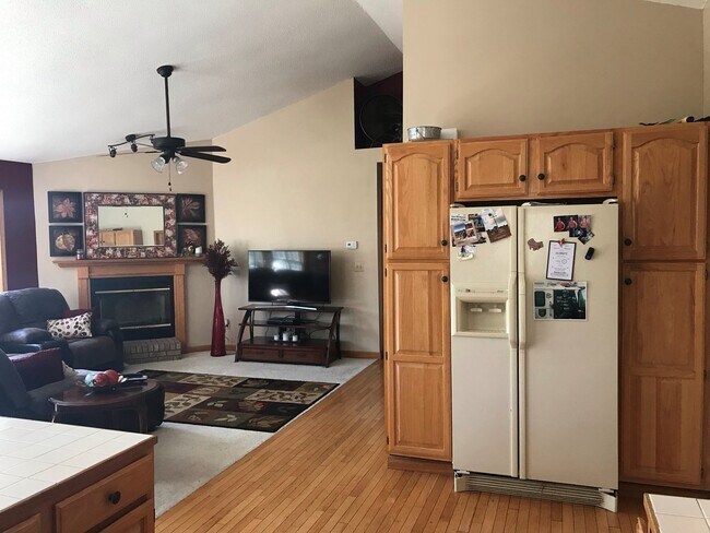 Building Photo - 4 Bedroom / 3.5 Bath Lake Front Home Piney...