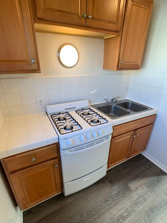 Foto del edificio - 1144 N Hollywood Way