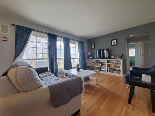 Foto del edificio - 2426 23rd Ave NW