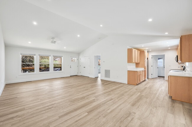 Living room-Open floor plan! - 17 Sycamore St