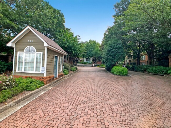 Foto del edificio - Beautiful Updated 2BR/2BA Condo Near Beltline