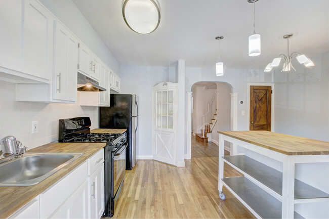 Building Photo - Bright in Brentwood! Parking included!