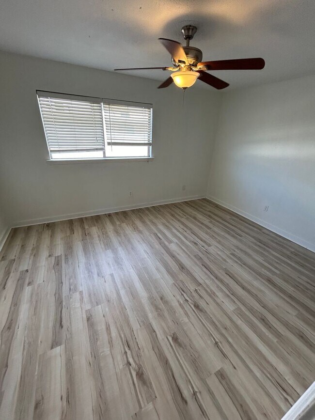 Building Photo - bBlend of comfort and convenience