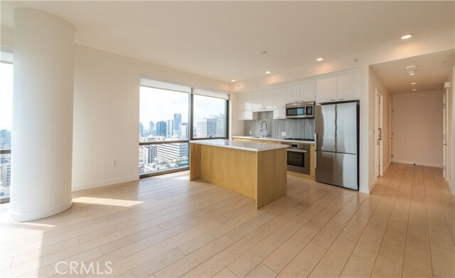 Building Photo - 400 S Broadway