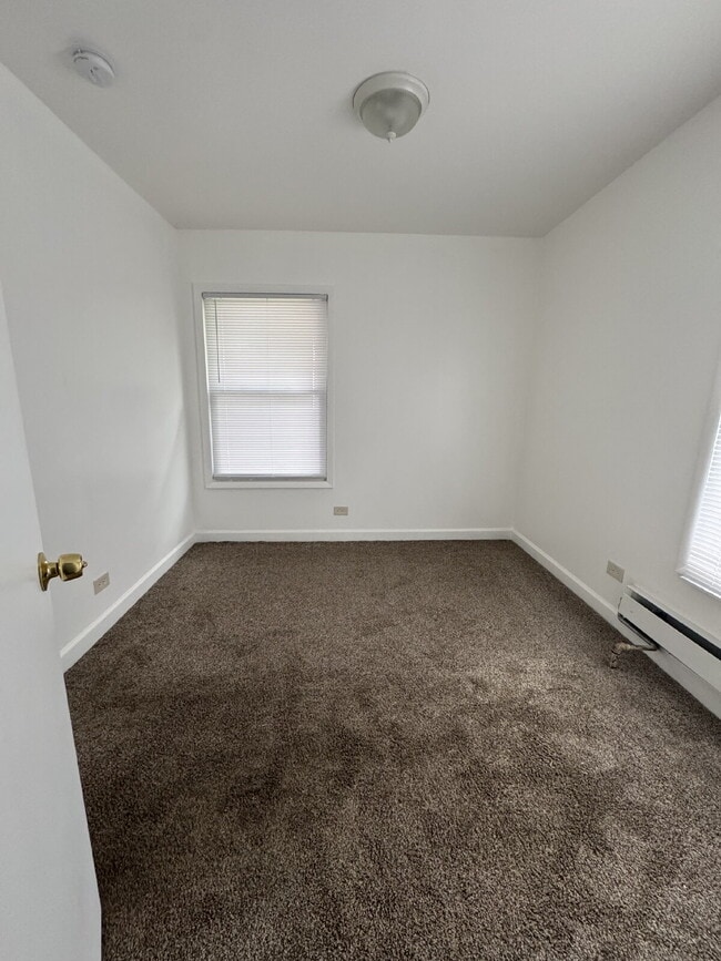 Foto del edificio - Spacious 2-Bedroom Apartment in Chicago Heights with Parking & Private Entrances
