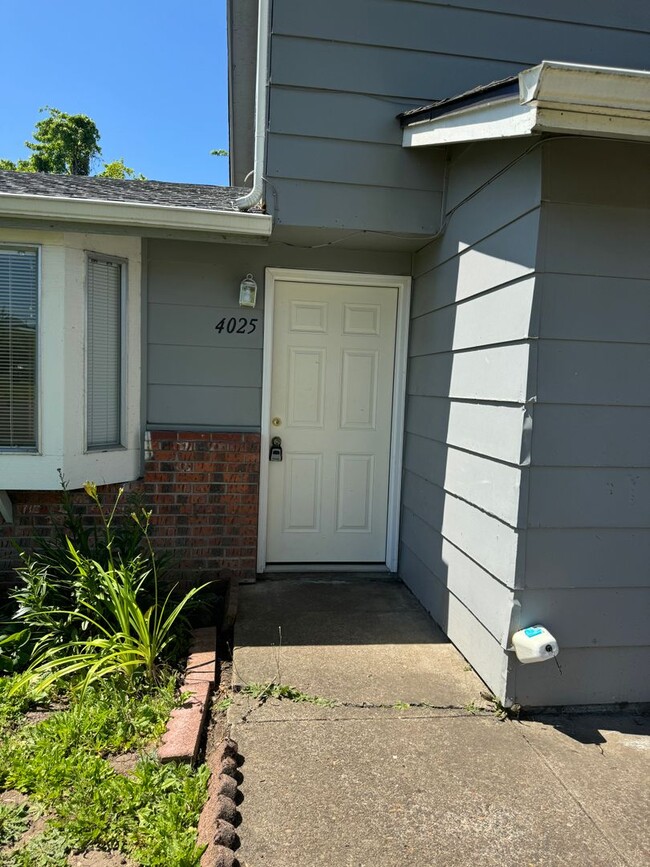 Building Photo - 2 bedroom 1.5 bathroom duplex in Springfield!