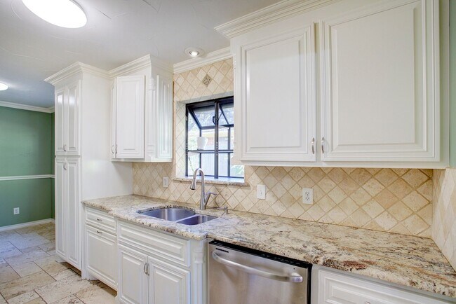 Foto del edificio - Available August 1st | 4 Bedroom Home with...