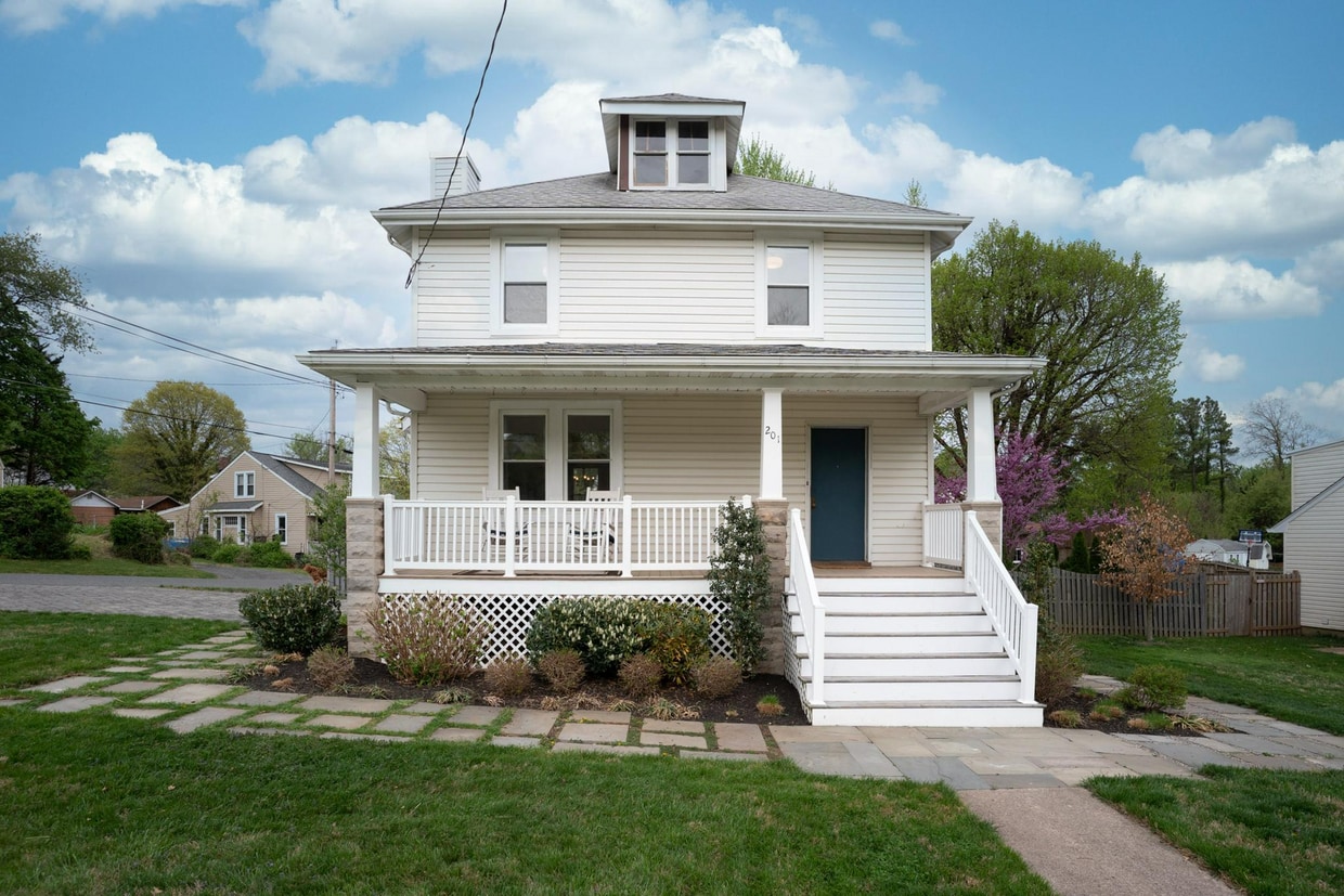 Primary Photo - 201 Kenwood Ave