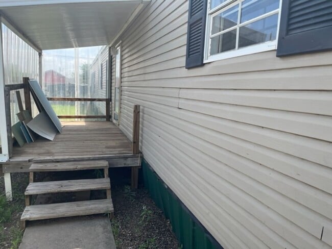Building Photo - Newly Updated 3 Bedroom 2 Bath Manufacture...