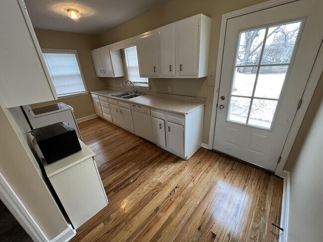 Building Photo - 2933 Meadowbrook Dr SE