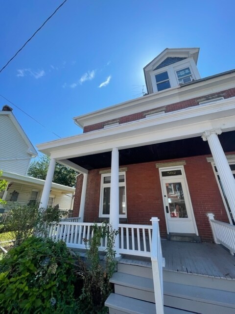 Building Photo - 502 N Mulberry St