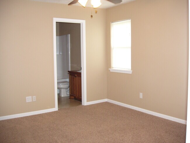 Building Photo - 6024 Perry Ln