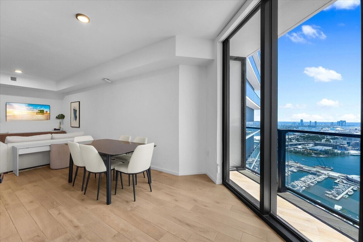 Foto principal - 398 NE 5th St