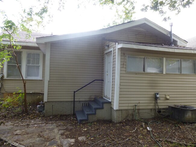 Building Photo - 419 19th St S