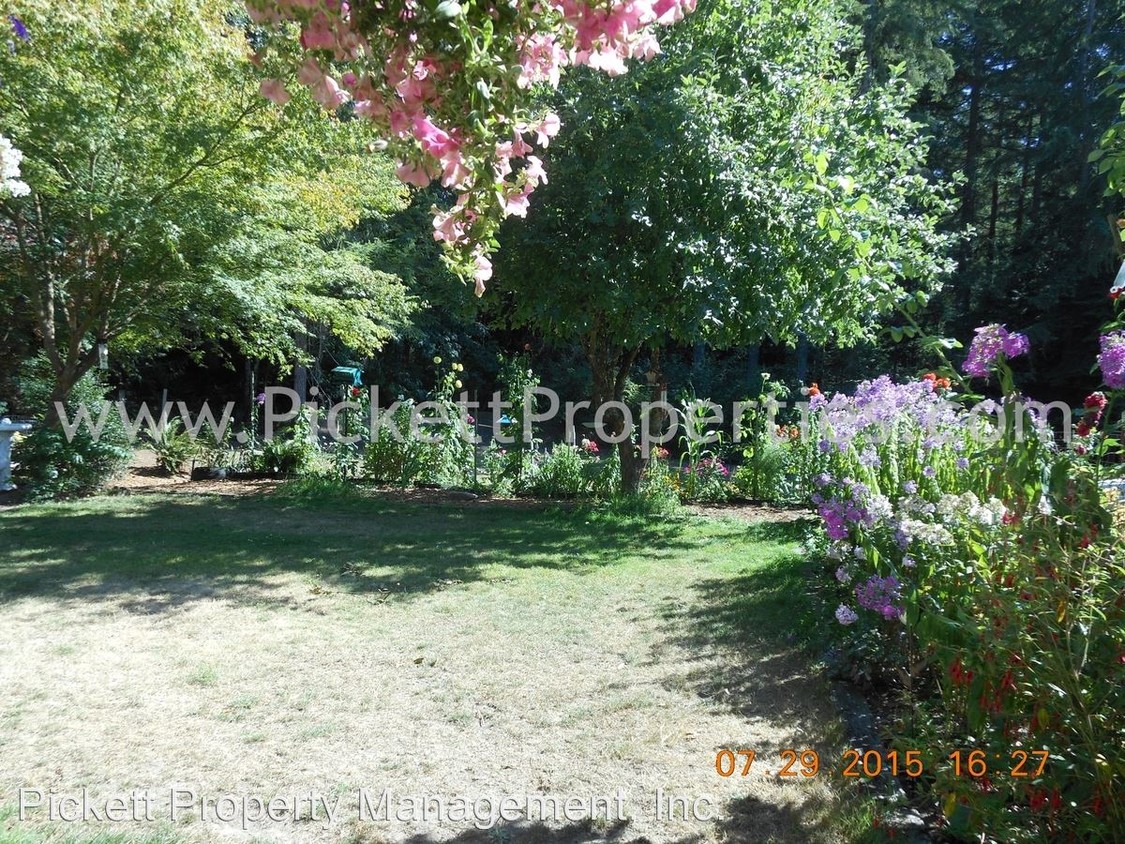 Foto principal - 12880 Lake Shore Dr NW