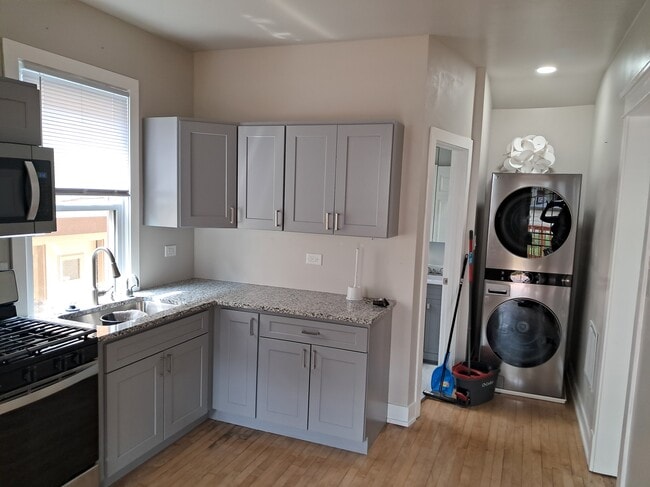 Kitchen - 2221 W Touhy Ave