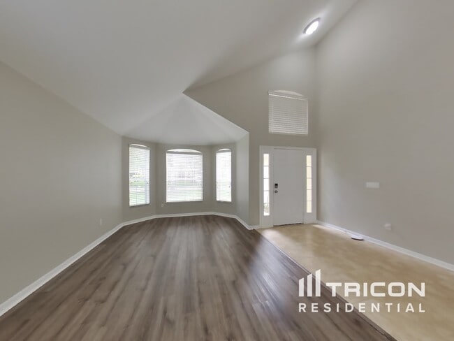 Foto del edificio - 1524 Kintla Rd