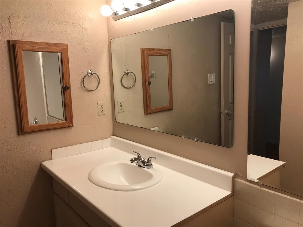 Foto del edificio - 2826 S Bartell Dr