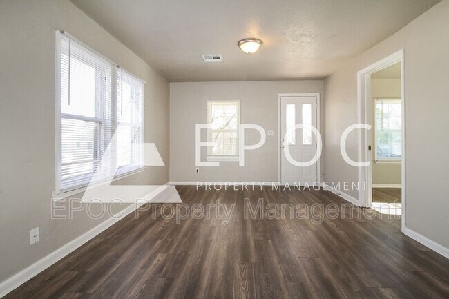 Foto del edificio - 3229 S Douglas Ave