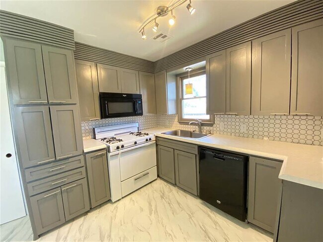 Building Photo - 2104 3rd St