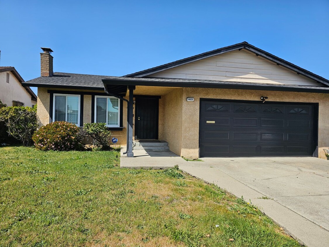 Foto principal - Spacious 4-Bedroom Home on the El Cerrito ...