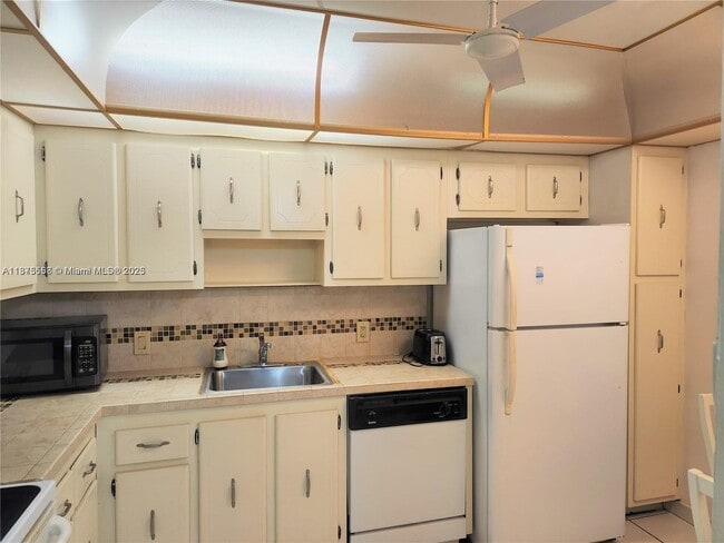 Building Photo - 3375 N Country Club Dr