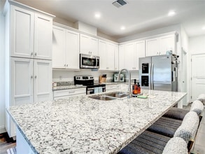 Building Photo - 902 8th Ave NW