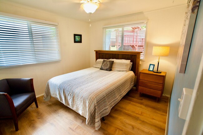 Foto del edificio - FULLY FURNISHED upstairs of duplex with AM...