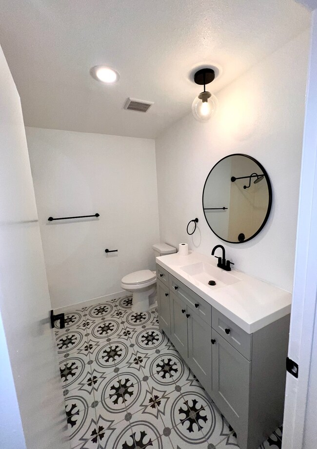 Foto del edificio - Modern 1-Bedroom Apartment in Gated Van Nuys Community – Fully Remodeled!