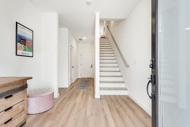 Foto del edificio - Gorgeous 3/3.5 Townhome Minutes From Downt...